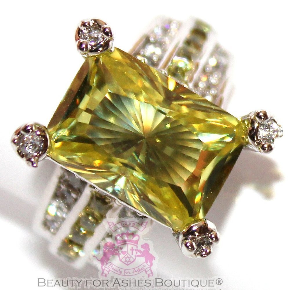 Womens Pale Peridot Green Cubic Zirconia Bridal Evening Cocktail Glam Gala Ring